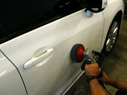 Polishing the car door (ID:7917)