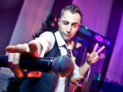 Presenter for a birthday or anniversary (ID:8760)