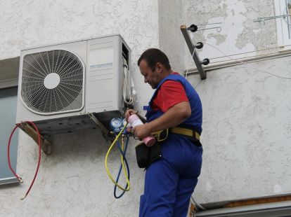 Dismantling the air conditioner (ID:8810)