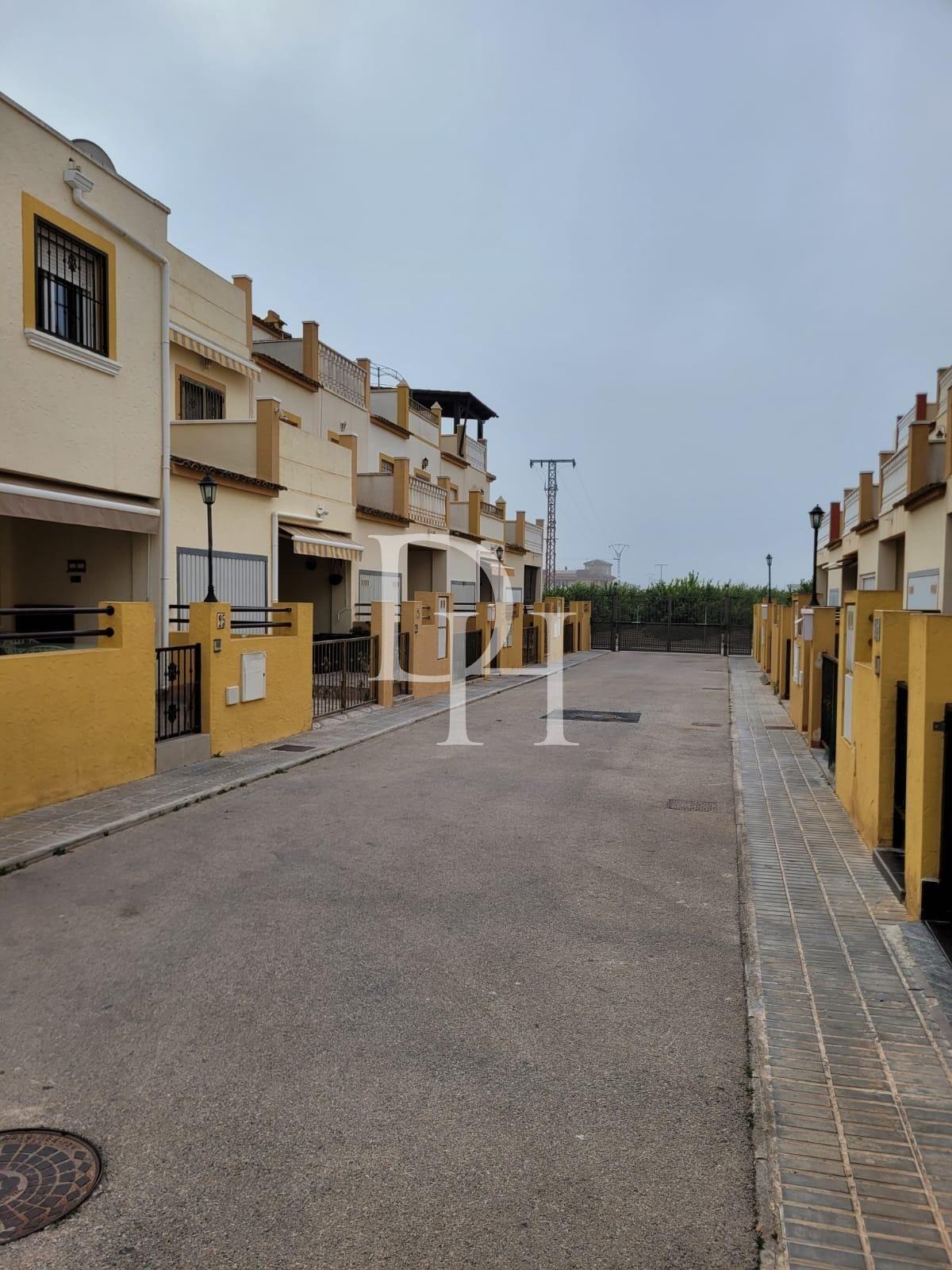 Дом / Таунхаус, Испания, регион Валенсия, Торревьеха, 126 900 € фото 2