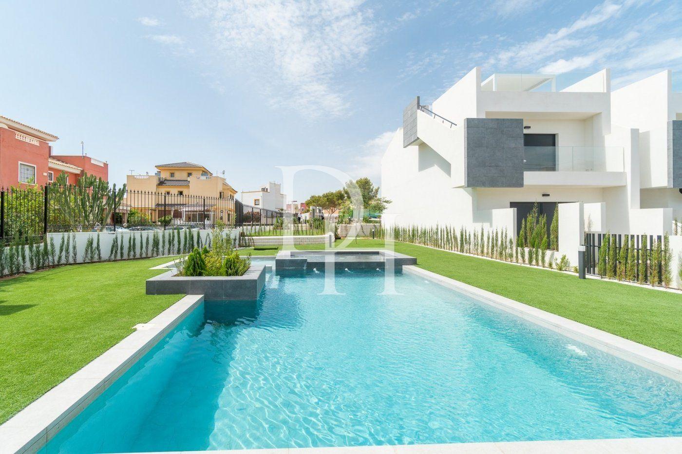 Дом / Таунхаус, Испания, регион Валенсия, Торревьеха, 295 000 € фото 1