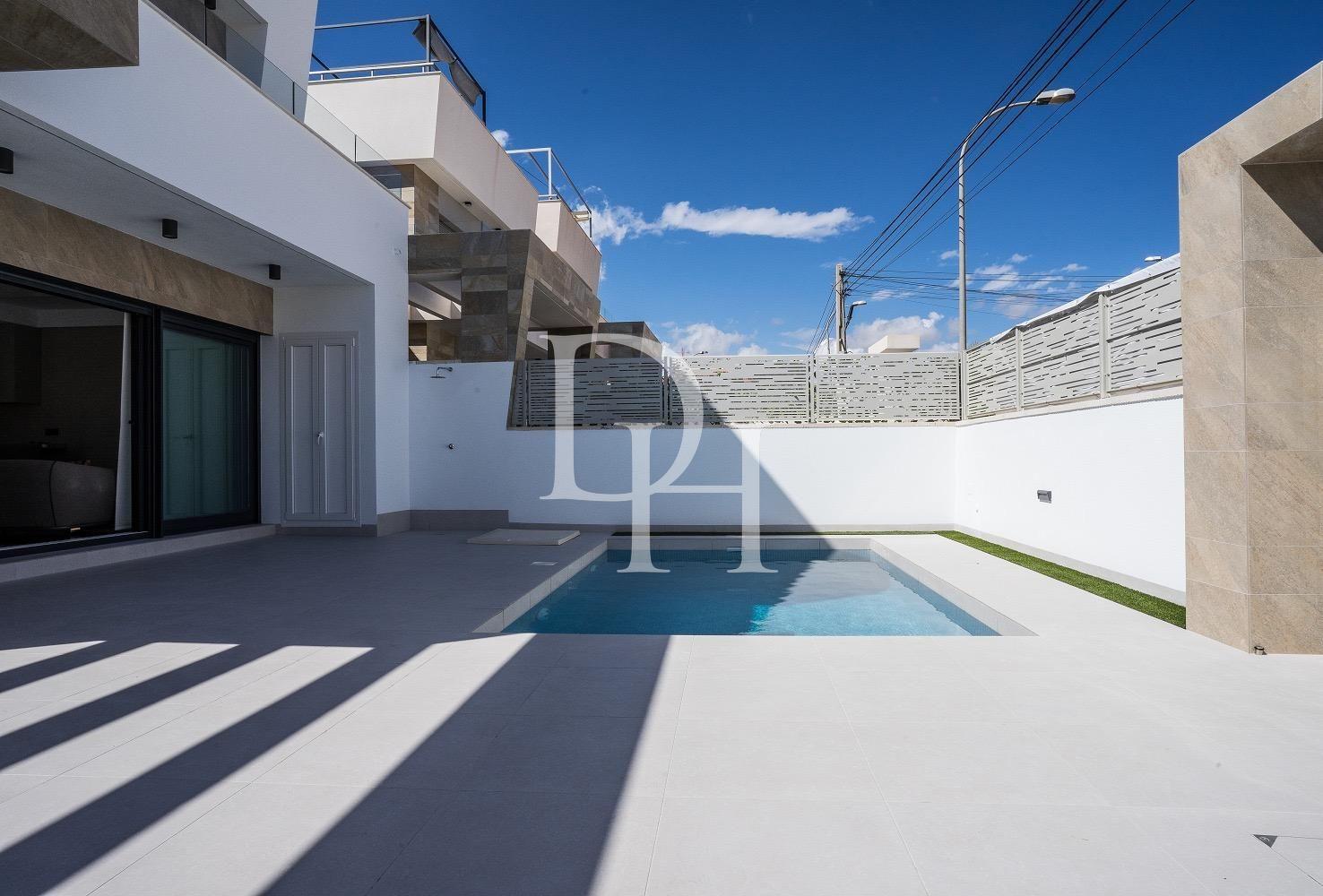 Дом / Таунхаус, Испания, регион Валенсия, Торревьеха, 399 500 € фото 3