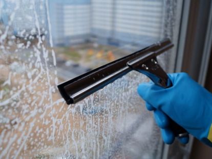 Window cleaning in offices (ID:9895)