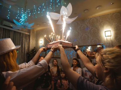 Children's party in a restaurant or cafe (ID:11112)
