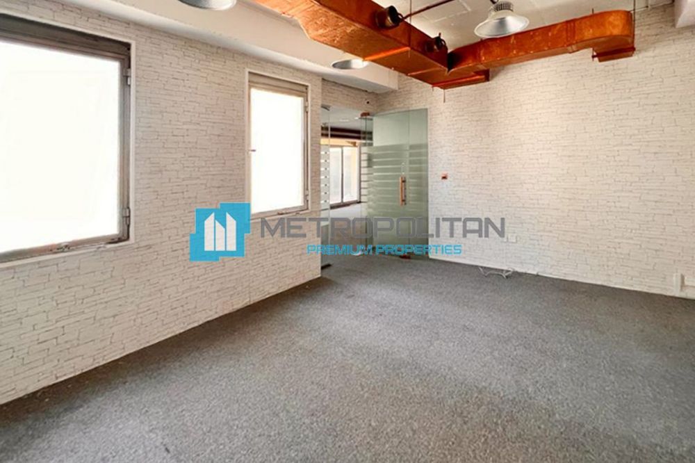 Near Metro| Deira |With Rooms and Glass Partitions - 102850Dh - Ref: 5237 photo 2