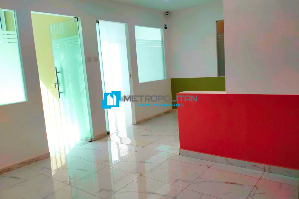 Сдается в аренду оборудованный офис площадью 1000 кв. Футов в Умм-Аль-Шейфе. в Дубае - 150000Dh - Ref: 5504 фото 1