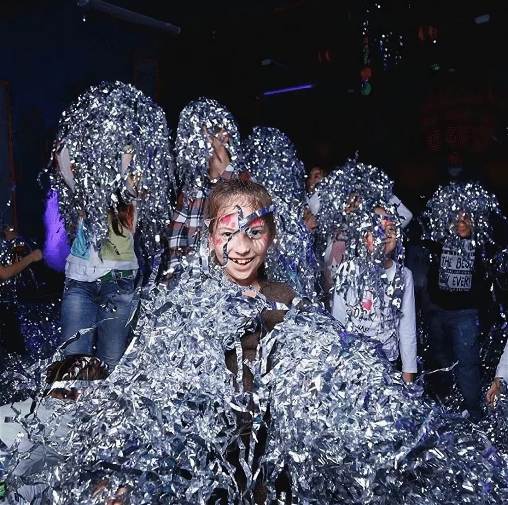 Серебряное шоу в Эмиратах в Дубае - 1800Dh - Ref: 5990 фото 1