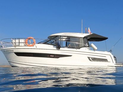 Sailing on board a luxury yacht (ID:6232)
