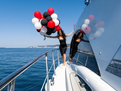 Celebrate a birthday on a yacht (ID:6712)