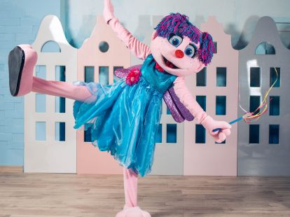 Animator in life-size puppet (ID:6721)