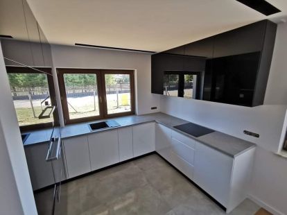 The kitchen is white (ID:6888)